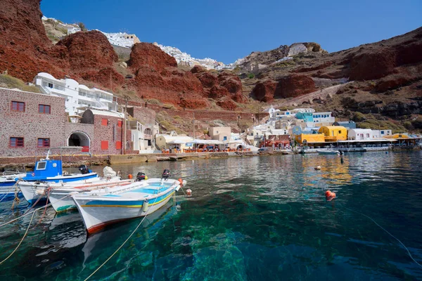 Zatoka Amoudi Łodziami Port Oia Santorini Grecja Słoneczne Lato — Zdjęcie stockowe