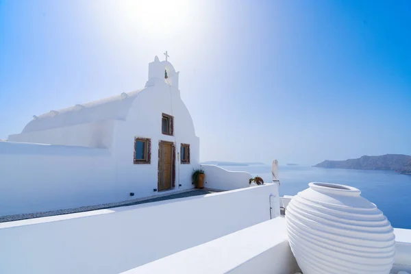 Piękne Szczegóły Wyspy Santorini Typowy Dom Białymi Murami Błękitnym Morzem — Zdjęcie stockowe