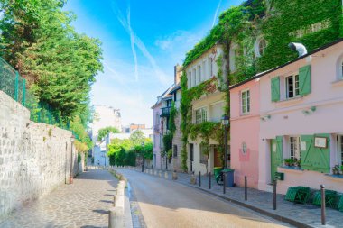 Paris, Fransa'da Montmartre çeyrek rahat sokak görünümü. Yaz aylarında Paris'in rahat şehir manzarası. Paris'in mimarisi ve simgeyapıları.