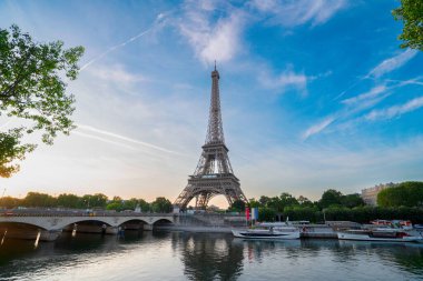 Paris Eyfel Kulesi ve Paris, Fransa 'da gün doğumuyla Seine Nehri. Eyfel Kulesi, Paris 'in en ikonik simgelerinden biridir, web pankartı biçimi
