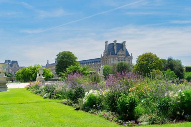 Paris 'te yaz tatilleri. Louvre Sarayı önünde Tuileries Bahçeleri, Paris Fransa.
