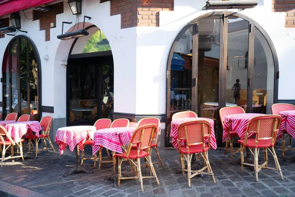 カフェテーブルがあるロマンチックなモンマルトル通りの眺めが近くにある フランス — ストック写真