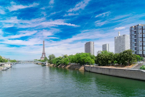 Yaz Mevsiminde Paris Fransa Seine Üzerinde Moden Evleri Olan Eyfel — Stok fotoğraf