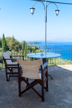 Sahil kenarındaki kafe masaları, Korfu Yunanistan