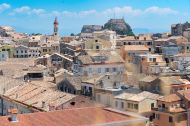 Korfu kasabası, eski Kerkyra kasabasının manzarası çatıları ve Korfu Yunanistan