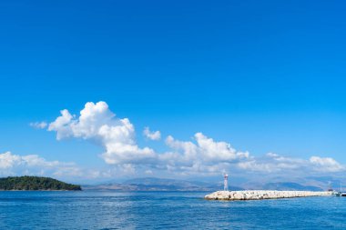 Eski şehir Kerkyra 'nın çevresindeki deniz manzarası, Korfu Yunanistan