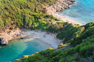 Timoni plajı, Yunanistan 'ın Korfu kentindeki İyon denizi ve manzarasını kapatın.