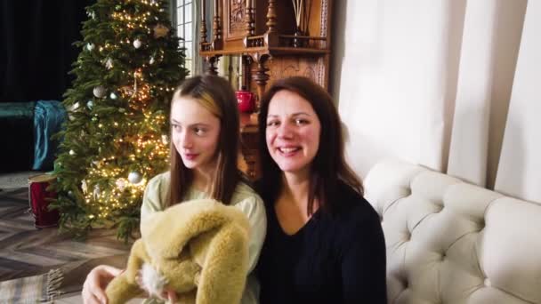 母で娘で椅子にクリスマスツリーでヴィンテージルーム — ストック動画