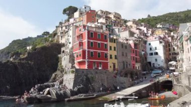 İtalya Cinque Terre 'de demirlemiş tekneleri olan Riomaggiore resimli bir kasaba.