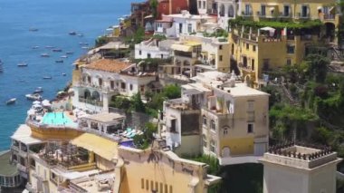 Thyrenian Denizi ve Positano sahilindeki parlak şemsiyeler - ünlü eski İtalyan tatil beldesi, İtalya