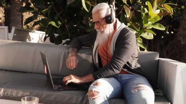 Senior Leende Man Som Arbetar Med Laptop Café Eller Terrass — Stockvideo