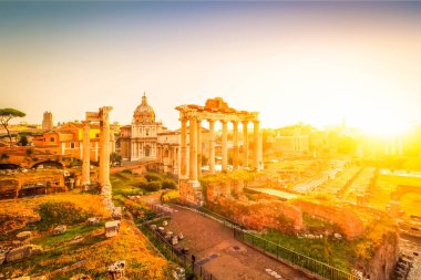 Forum - sıcak sunrire ışık, İtalya ile Roma cityscape ile Roma harabeleri