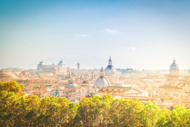 yaz günlerinde Roma şehrinin siluet panoraması, İtalya