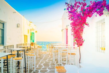 Naoussa, Yunanistan 'ın Paros adasında güneş ışığıyla denize açılan tipik bir beyaz cadde.