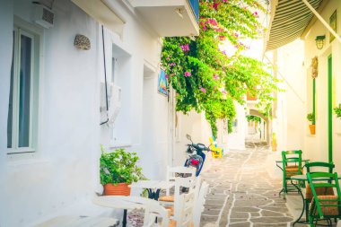Naoussa tipik beyaz dar sokak, Yunanistan 'ın Paros adasında küçük bir köy.
