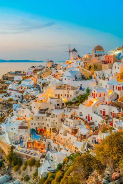 Mavi gecede Oia köyünün ışıkları söndü, Santorini Yunanistan, yumuşadı