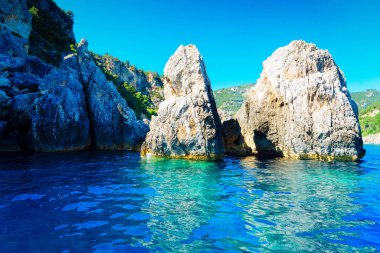 Yunanistan 'ın Korfu kentindeki Paleokastritsa mavi mağaraları ve İyon denizi