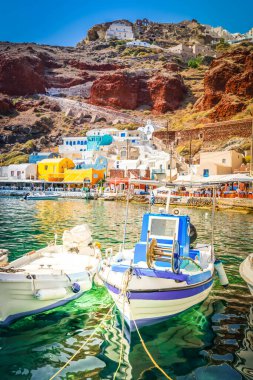 Tekneli Amoudi Körfezi, Oia Limanı, Santorini Yunanistan güneşli yaz mevsiminde,