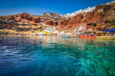 Amoudi Körfezi, Oia Limanı, Santorini Yunanistan güneşli yaz mevsiminde,
