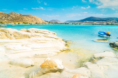 Yunan adasında kayalıklı romantik plaj, yazın Paros Yunanistan, tonlama