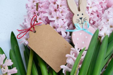 Paskalya sahnesi. Taze sümbül çiçekleri ve paskalya yumurtaları. Boşluk karta boşluğu kopyala.