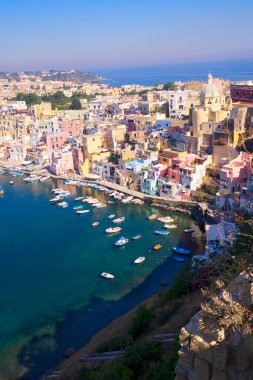 Procida Adası, İtalya 'nın yukarısında küçük bir limanı olan renkli bir kasaba.