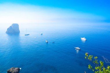 Mavi su, Capri Adası, İtalya ünlü Faraglioni Kayalıkları ve Tiren Denizi