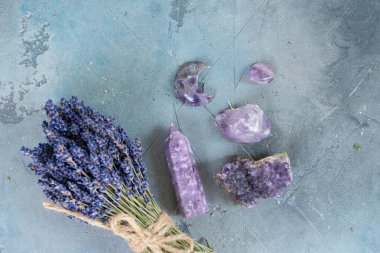 Gemstone mineral taşları ve kuru lavanta çiçekli dikilitaşları yakın mesafede. Büyücülük, bitkisel tıp ve iyileştirme, Reiki Kristal Ayini için Sihirli İyileştirme Kayası, cadılık, ruhsal esrarengiz uygulama