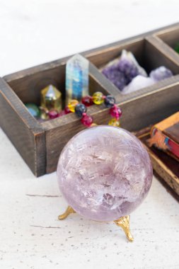 Gemstone rahatlama ve meditasyon için hazır. Amestist taşından yapılmış sihirli top ve Reiki yaşam dengesi için mineraller, Kristal Ayini, Büyücülük, ruhani esrarengiz uygulamalar..
