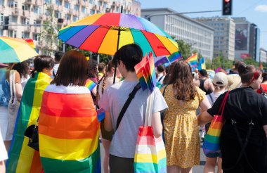 Eşcinsel onur geçidi, gökkuşağı lgbt bayrakları manzarası şehrin arka planında