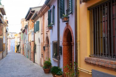 İtalya 'nın Rimini şehrinde renkli evleri olan romantik bir cadde.