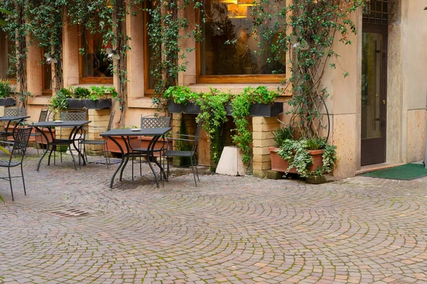 Старинная Романтическая Улица Старом Городе Вероны Уютные Столики Кафе Италия — стоковое фото
