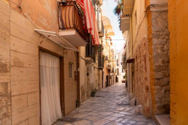 İtalya 'nın Bari şehrinde eski bir sokak.