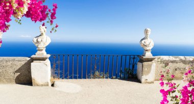 Ravello köyünün parlak çiçekleri ve mavi denizi olan güzel detayları, İtalya 'nın Amalfi kıyıları, web pankartı formatı