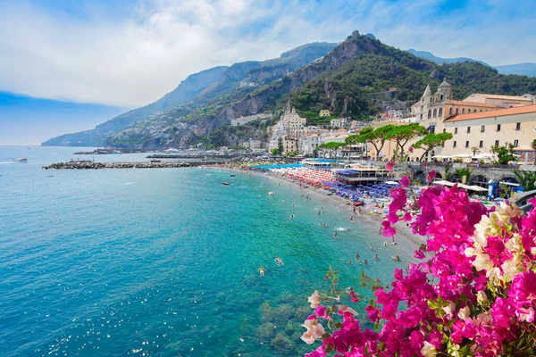 Amalfi Ciudad Playa Verano Con Agua Azul Limpia Flores Italia — Foto de Stock