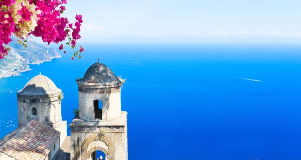 Dvě Zvonice Květinami Mořem Vesnici Ravello Pobřeží Amalfi Itálii Webový — Stock fotografie