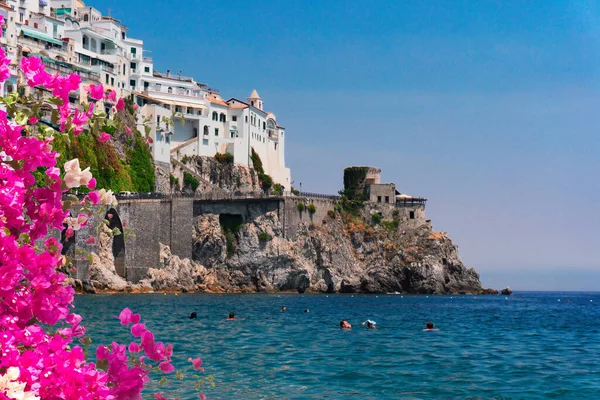 夏にはアマルフィ町とティレニア海の青い海 イタリア — ストック写真