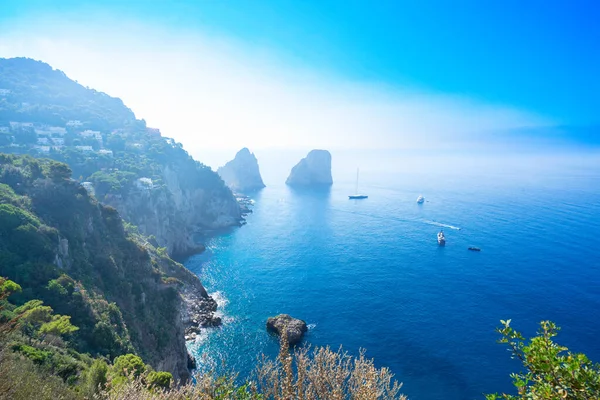 Híres Faraglioni Sziklákra Tirrén Tenger Kék Víz Capri Sziget Olaszország — Stock Fotó