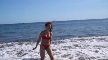 Deniz tatillerinde gülümseyen genç çift, deniz kıyısında eğlenen erkek ve kadın, tatiller ve balayı konsepti.