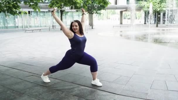 Mulher Esportes Exercício Para Perda Peso Livre Feliz Mulher Curvilínea — Vídeo de Stock