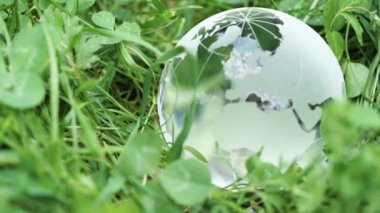 Toprak koruma ve sürdürülebilir ekoloji geliştirme kavramı - cam gezegen Dünya 'ya Avrupa tarafından bakmak
