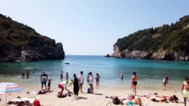 Korfu, Yunanistan 'daki Paleokastrica plajı ve İyon denizi, panoramik çekim