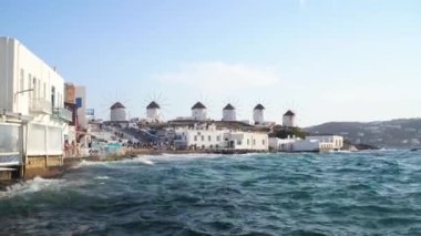 Mykonos adasının ünlü yel değirmenleri Yunanistan 'ın Mykonos adasında deniz burnu üzerindedir.