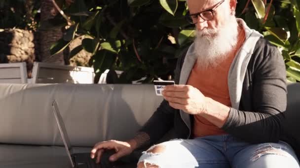 Senior Lachende Man Werkt Met Laptop Cafe Terras Thuis — Stockvideo