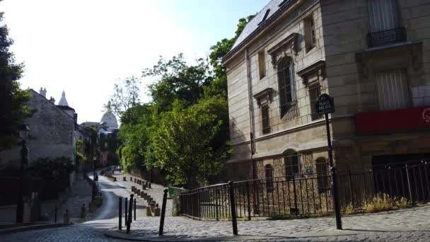 Establishing Shot Old Street Quarter Montmartre Paris France Cozy Cityscape — Video