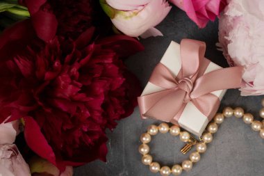 Beyaz hediye kutusuyla taze şakayık çiçekleri