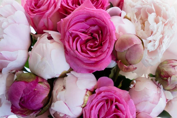 新鲜的牡丹和玫瑰花 夏季背景 — 图库照片