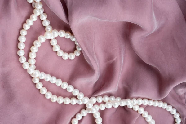 丝绸和珍珠背景风格的库存场景 用于婚宴邀请 产品展示或带复制空间的样式展示 顶部视图 — 图库照片