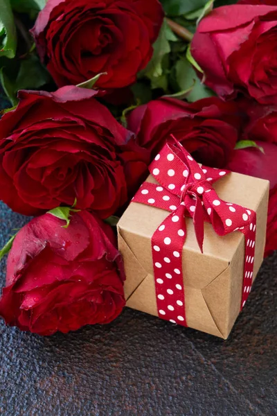 Crimson Κόκκινο Τριαντάφυλλο Λουλούδια Μπουκέτο Κουτί Δώρου Φόντο Ημέρα Του — Φωτογραφία Αρχείου