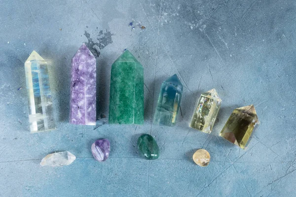 Pietre Preziose Minerali Obelischi Fila Sfondo Grigio Magic Healing Rock — Foto Stock